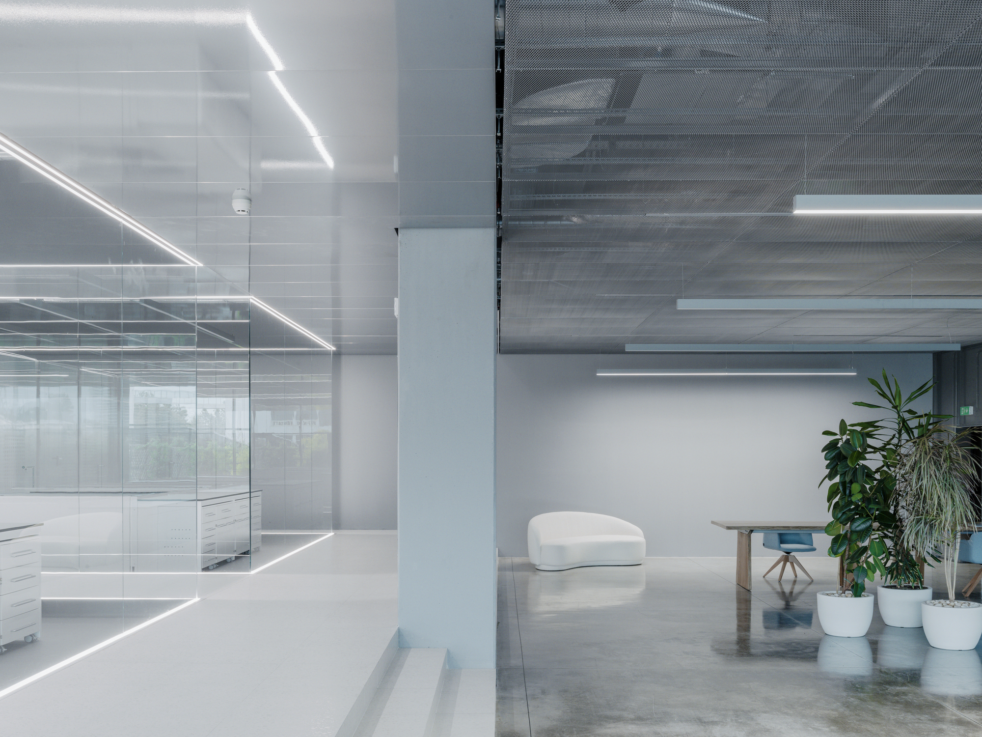 大气明亮的国外医药公司办公室装修设计方案(图6) 大气明亮的国外医药公司办公室装修设计方案(图6)