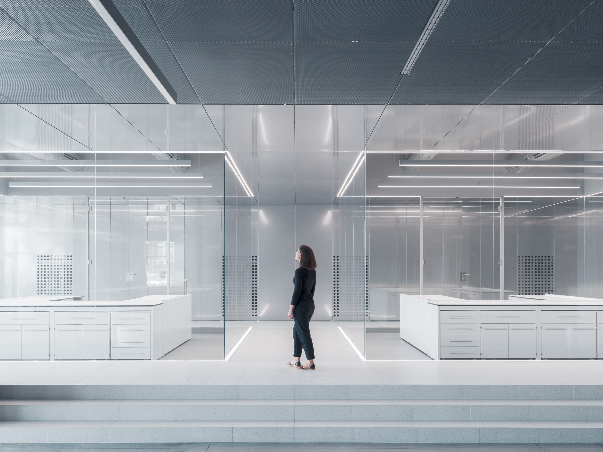 大气明亮的国外医药公司办公室装修设计方案(图9) 大气明亮的国外医药公司办公室装修设计方案(图9)