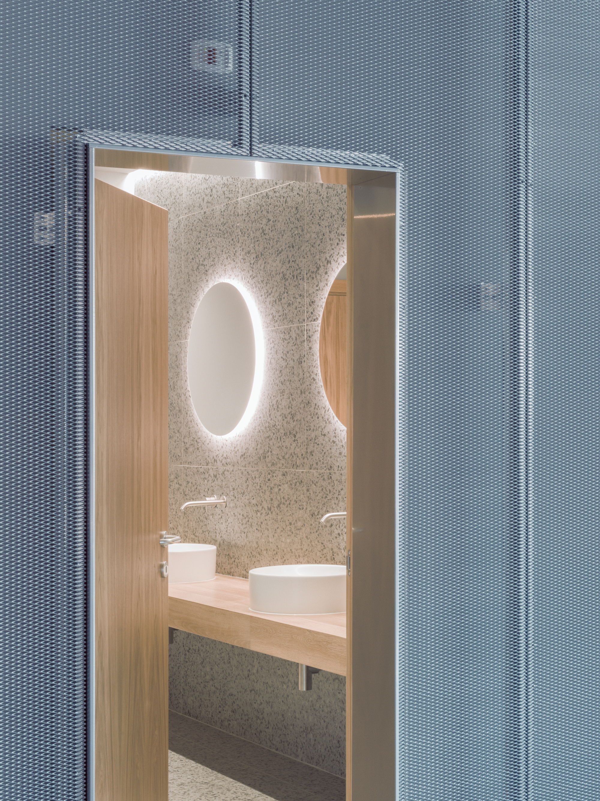 大气明亮的国外医药公司办公室装修设计方案(图10) 大气明亮的国外医药公司办公室装修设计方案(图10)