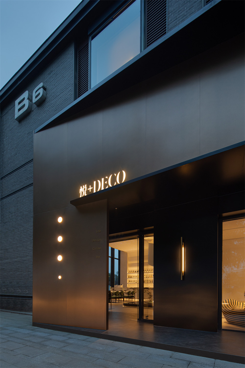 白天咖啡厅晚上酒吧的奇妙餐饮空间设计案例(图1) 白天咖啡厅晚上酒吧的奇妙餐饮空间设计案例(图1)