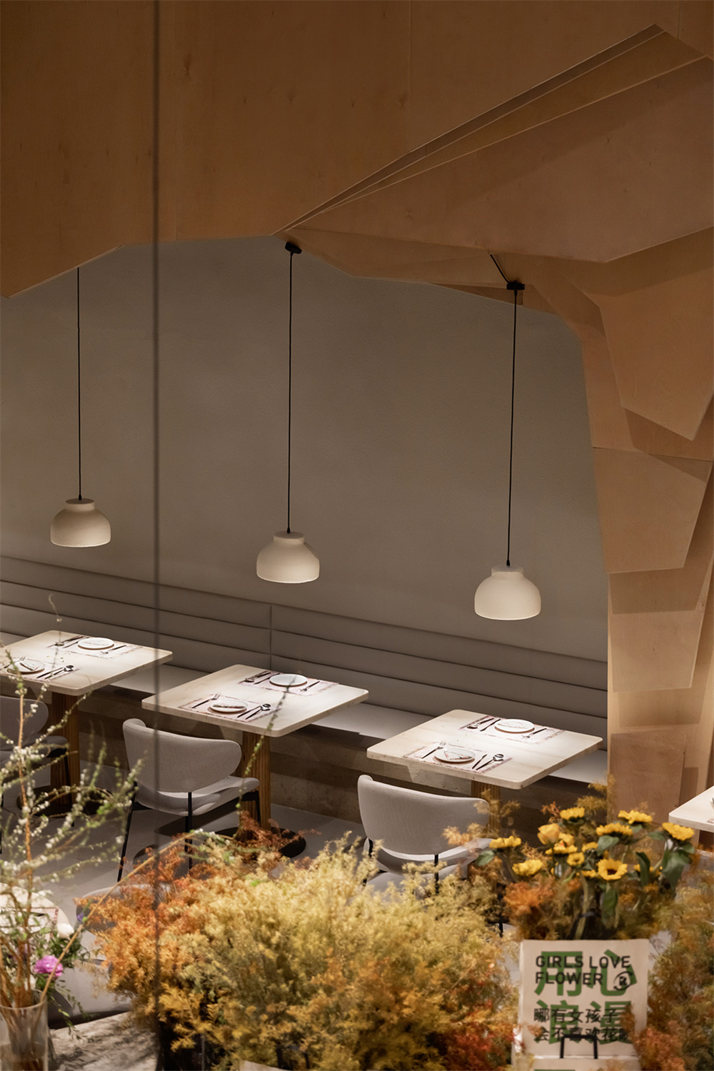 以花为主题的ROIIN用心创意西餐厅装修设计(图4) 以花为主题的ROIIN用心创意西餐厅装修设计(图4)