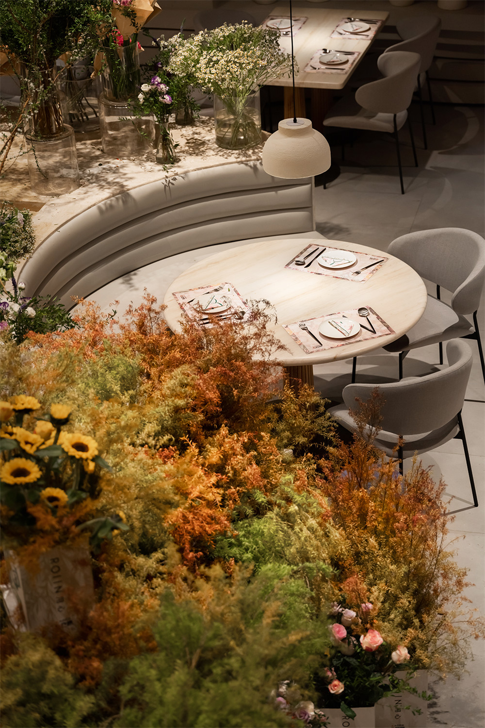 以花为主题的ROIIN用心创意西餐厅装修设计(图6) 以花为主题的ROIIN用心创意西餐厅装修设计(图6)