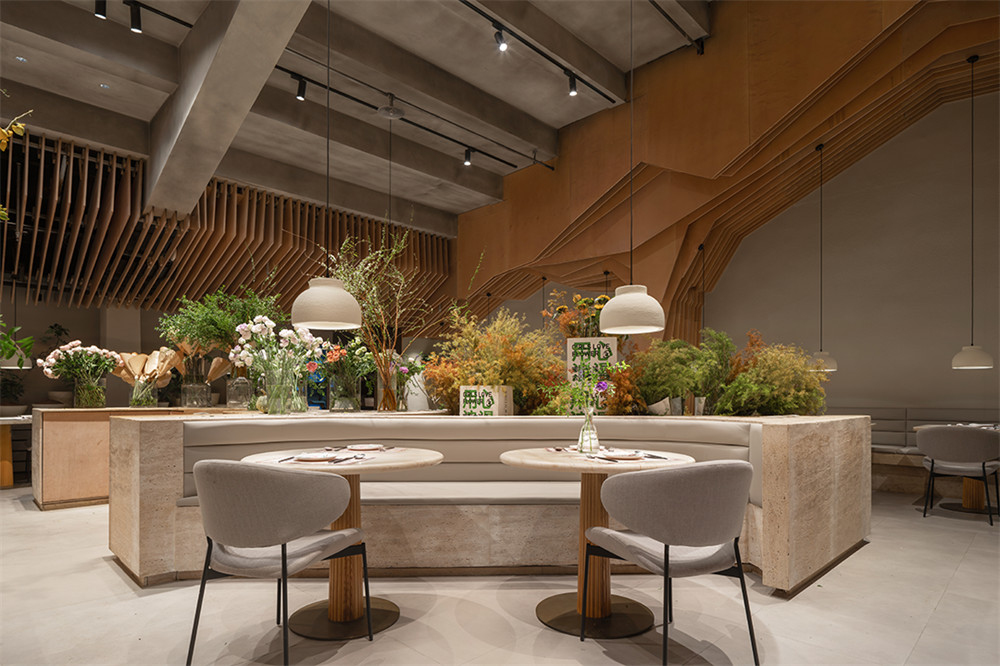 以花为主题的ROIIN用心创意西餐厅装修设计(图7) 以花为主题的ROIIN用心创意西餐厅装修设计(图7)