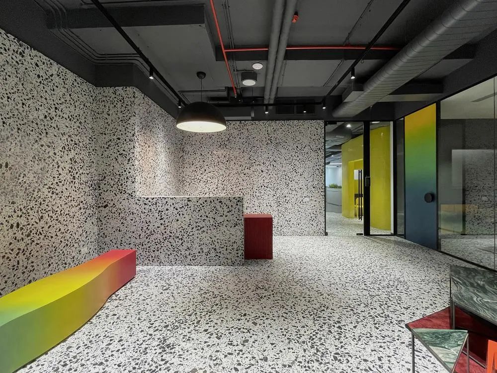 郑州金博大分享时尚炫彩IT科技公司办公室装修案例(图1) 郑州金博大分享时尚炫彩IT科技公司办公室装修案例(图1)