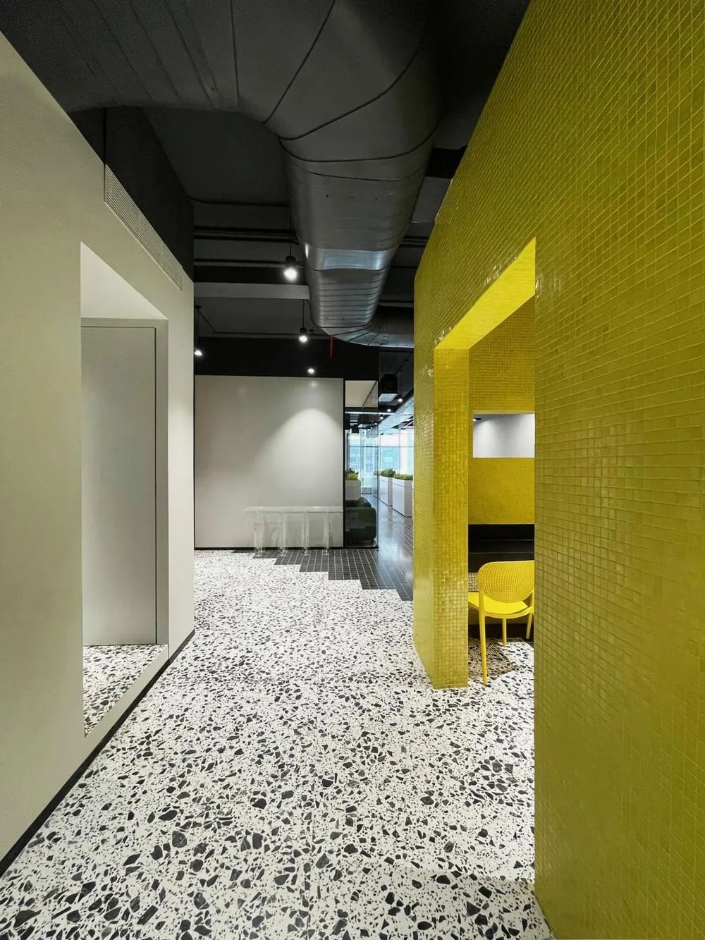 郑州金博大分享时尚炫彩IT科技公司办公室装修案例(图3) 郑州金博大分享时尚炫彩IT科技公司办公室装修案例(图3)