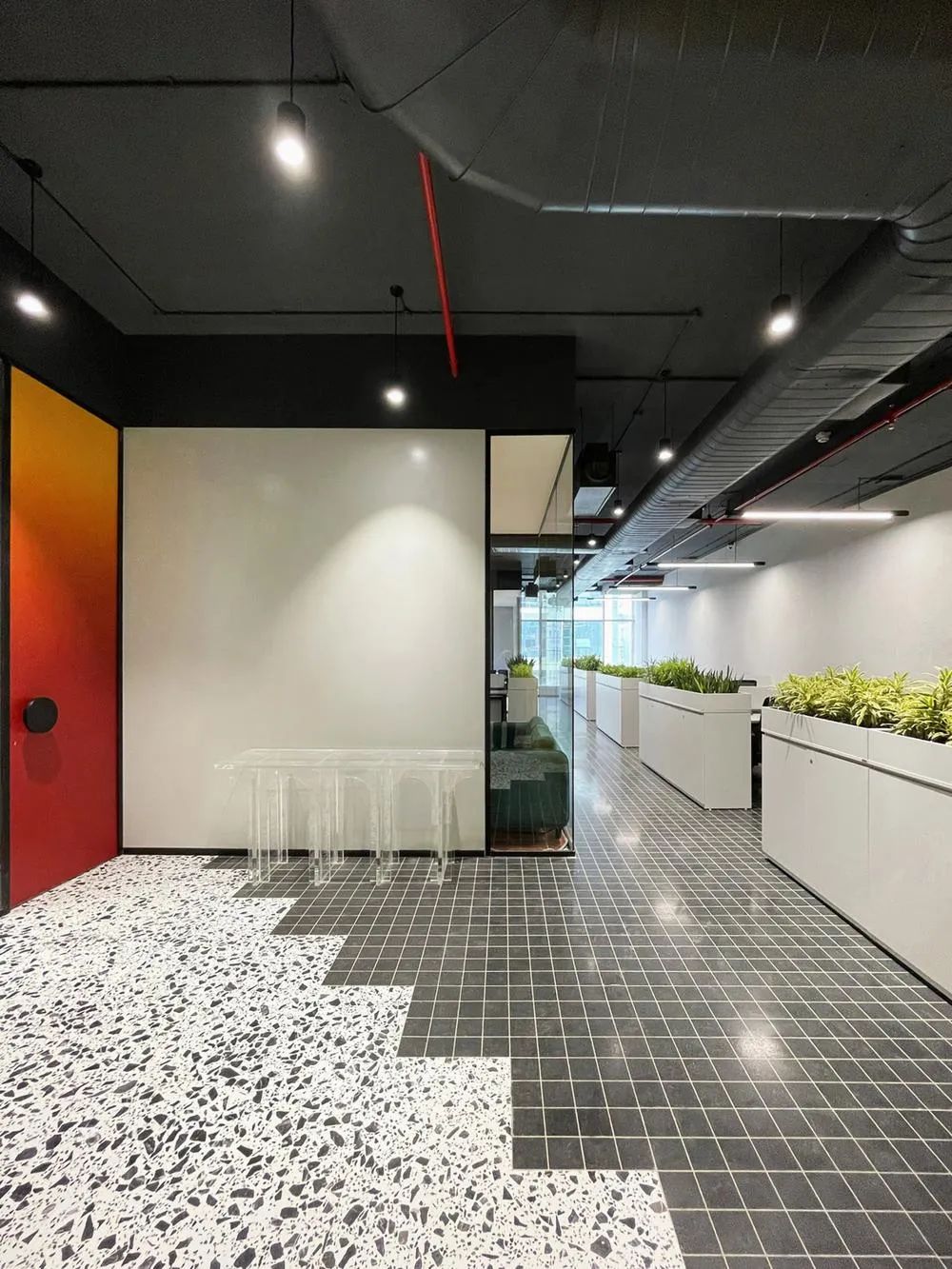 郑州金博大分享时尚炫彩IT科技公司办公室装修案例(图4) 郑州金博大分享时尚炫彩IT科技公司办公室装修案例(图4)