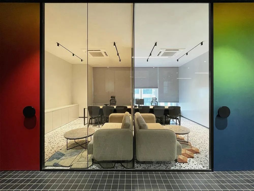 郑州金博大分享时尚炫彩IT科技公司办公室装修案例(图6) 郑州金博大分享时尚炫彩IT科技公司办公室装修案例(图6)