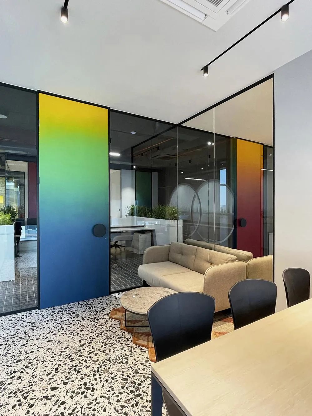 郑州金博大分享时尚炫彩IT科技公司办公室装修案例(图8) 郑州金博大分享时尚炫彩IT科技公司办公室装修案例(图8)