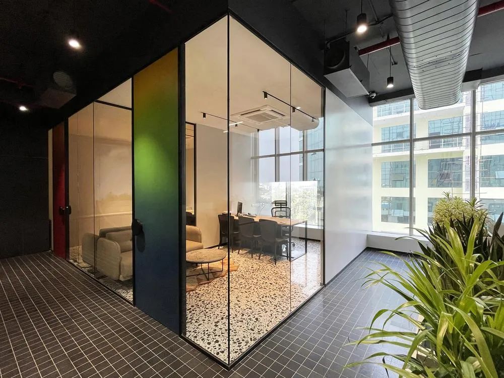 郑州金博大分享时尚炫彩IT科技公司办公室装修案例(图7) 郑州金博大分享时尚炫彩IT科技公司办公室装修案例(图7)