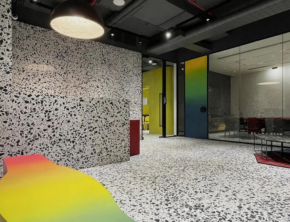 郑州金博大分享时尚炫彩IT科技公司办公室装修案例(图9) 郑州金博大分享时尚炫彩IT科技公司办公室装修案例(图9)