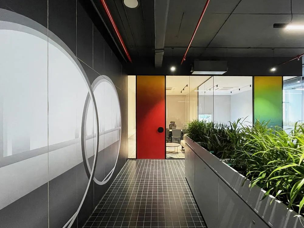 郑州金博大分享时尚炫彩IT科技公司办公室装修案例(图11) 郑州金博大分享时尚炫彩IT科技公司办公室装修案例(图11)