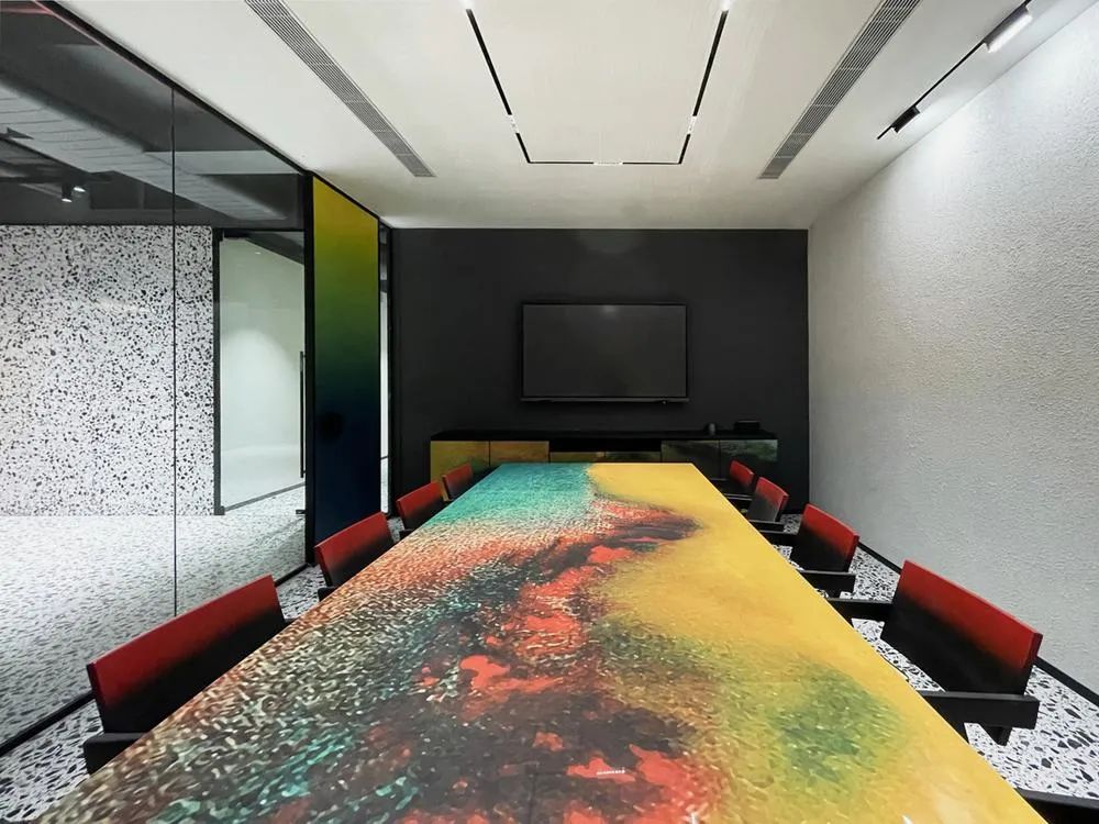 郑州金博大分享时尚炫彩IT科技公司办公室装修案例(图12) 郑州金博大分享时尚炫彩IT科技公司办公室装修案例(图12)