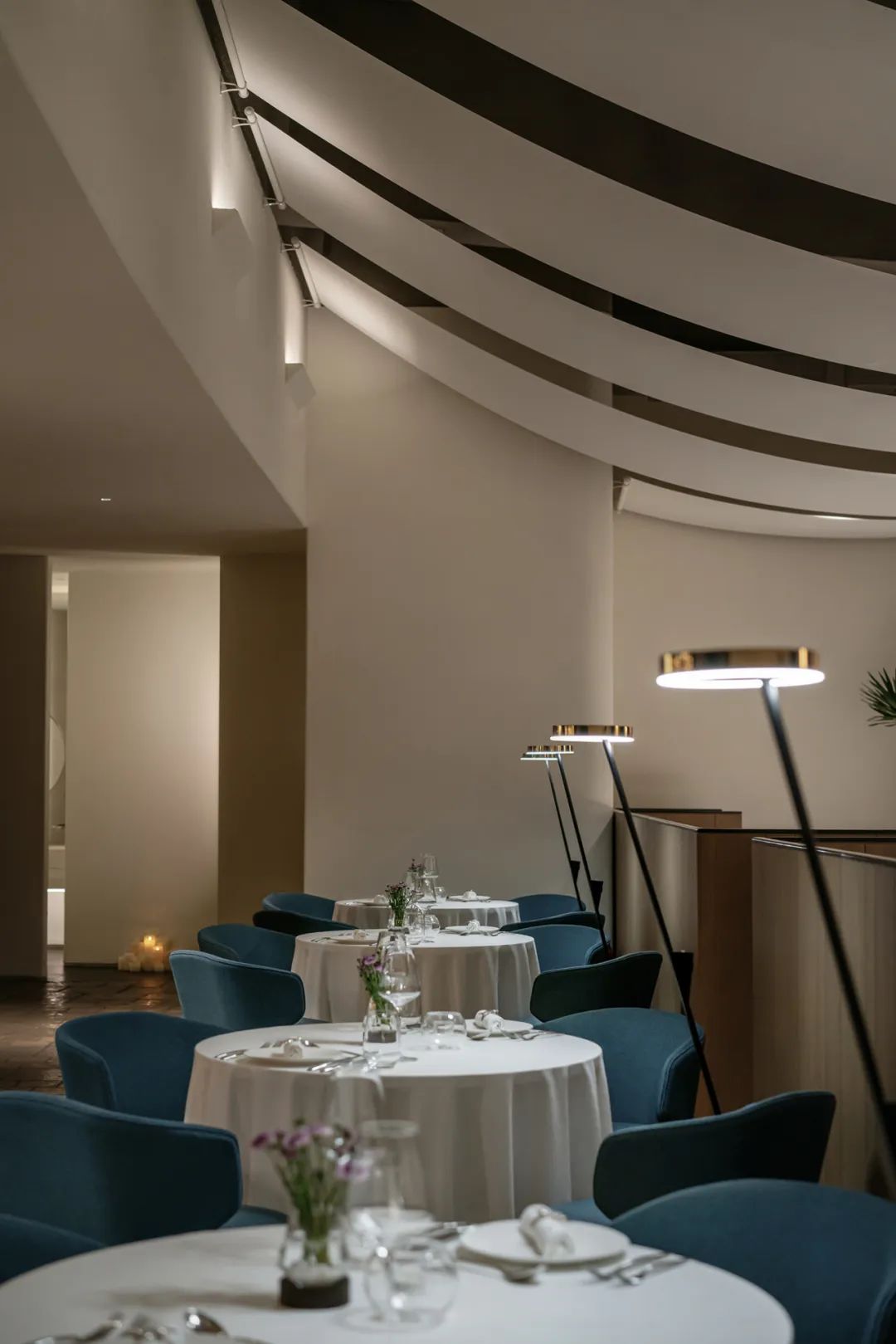 郑州金博大推荐BLG现代法式餐厅装修设计方案(图12) 郑州金博大推荐BLG现代法式餐厅装修设计方案(图12)