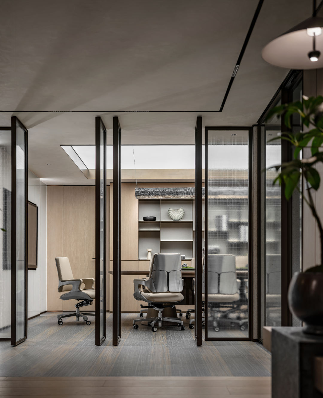 现代大气的金融公司办公室装修设计方案(图6) 现代大气的金融公司办公室装修设计方案(图6)