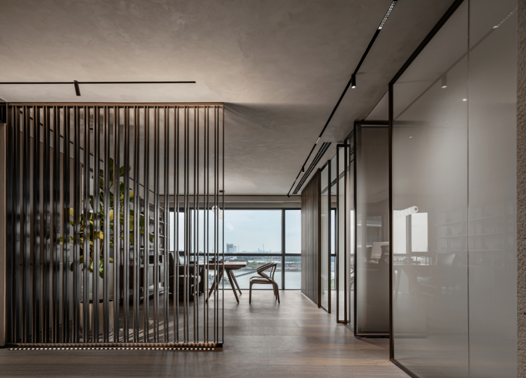 现代大气的金融公司办公室装修设计方案(图8) 现代大气的金融公司办公室装修设计方案(图8)