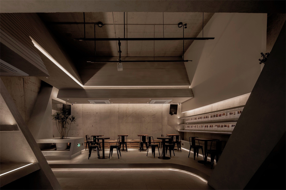 专为年轻人打造的跳海酒馆装修设计案例(图3) 专为年轻人打造的跳海酒馆装修设计案例(图3)