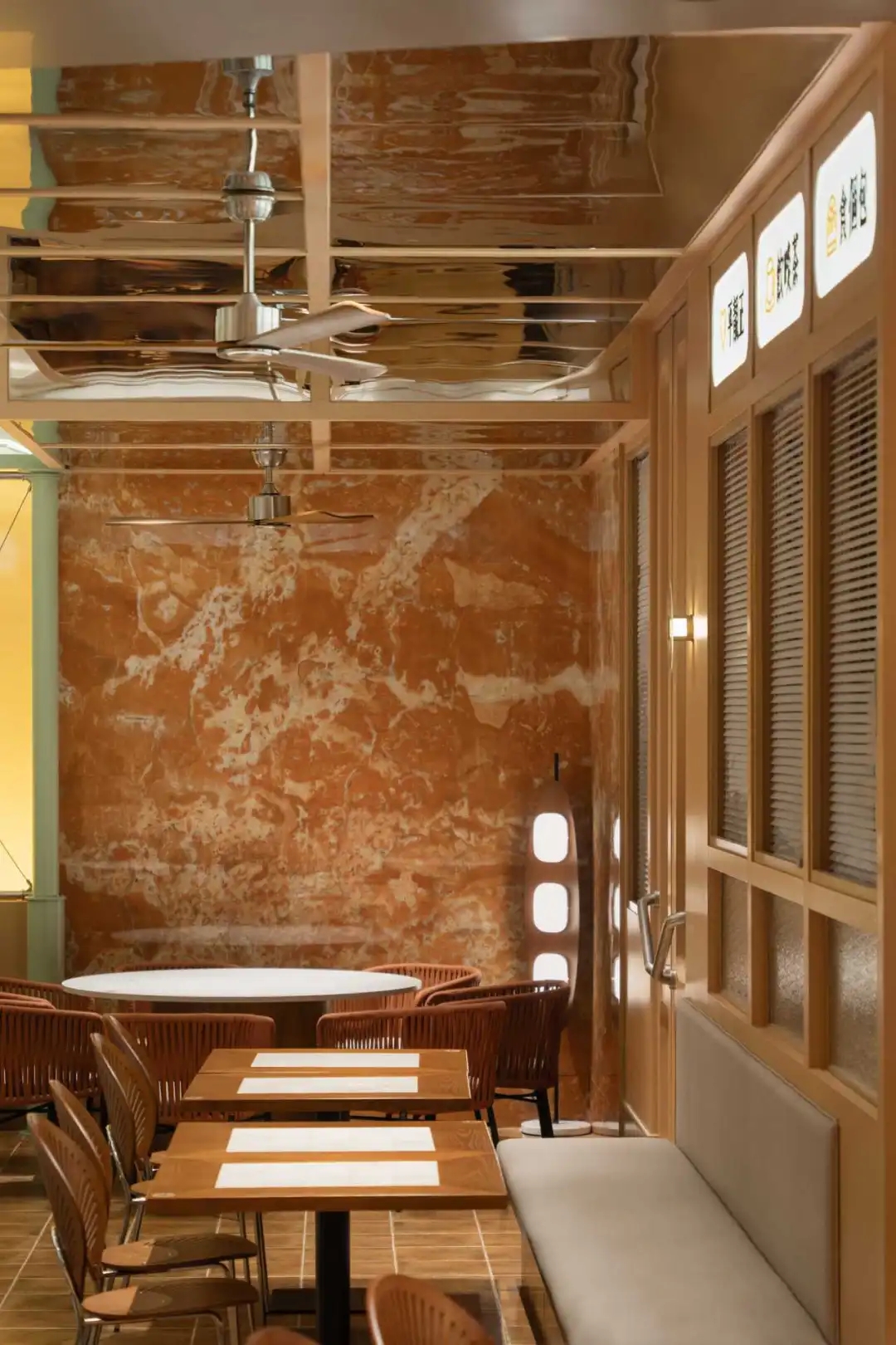 打破传统 温暖清新的港久茶餐厅装修设计方案(图7) 打破传统 温暖清新的港久茶餐厅装修设计方案(图7)