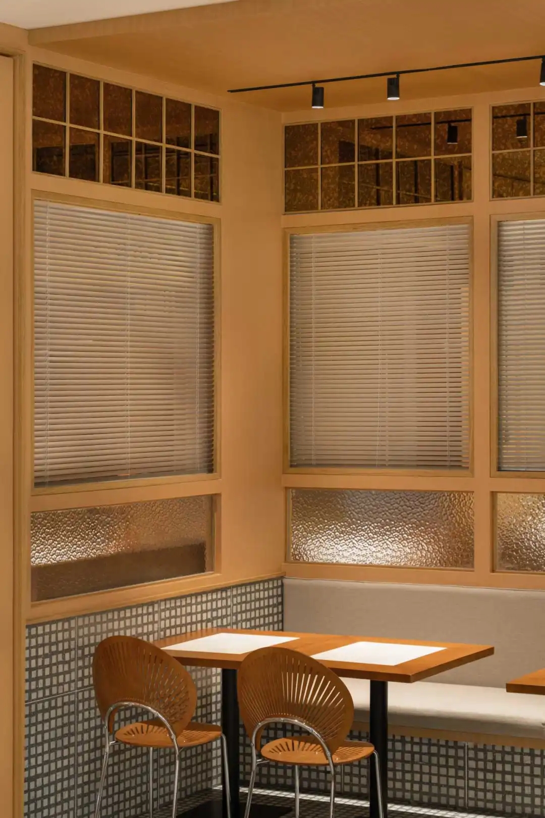 打破传统 温暖清新的港久茶餐厅装修设计方案(图9) 打破传统 温暖清新的港久茶餐厅装修设计方案(图9)