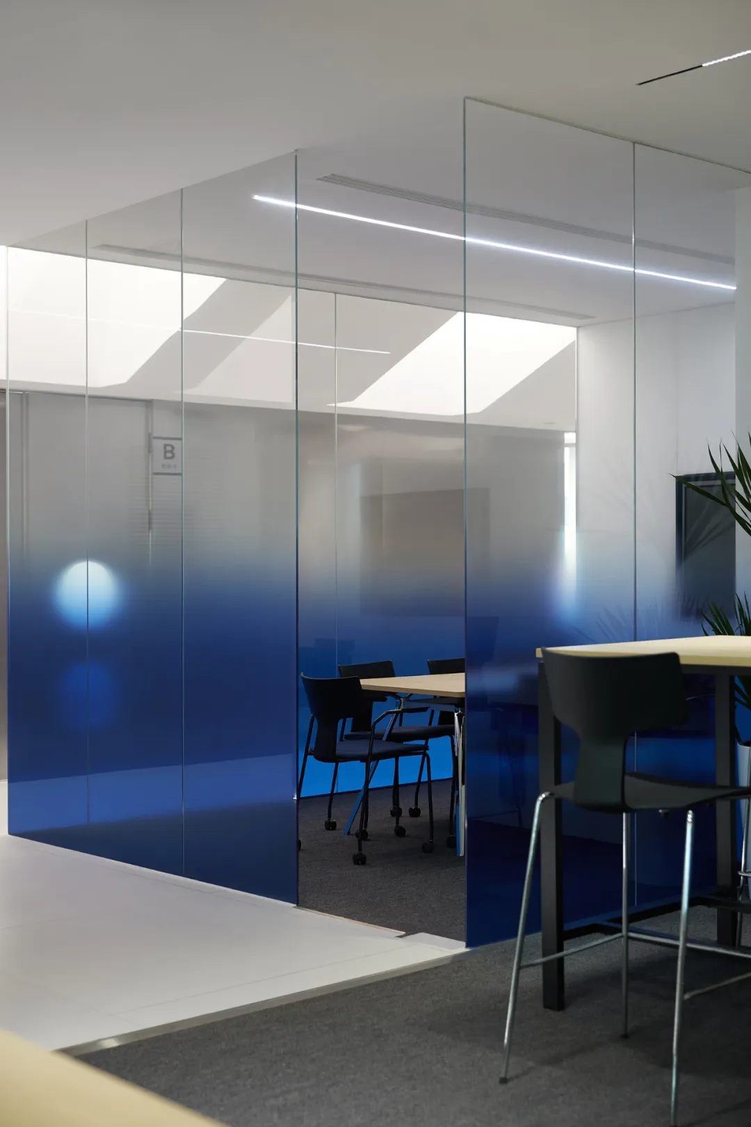 更符合年轻人喜好的法大大总部办公室装修设计方案(图7) 更符合年轻人喜好的法大大总部办公室装修设计方案(图7)