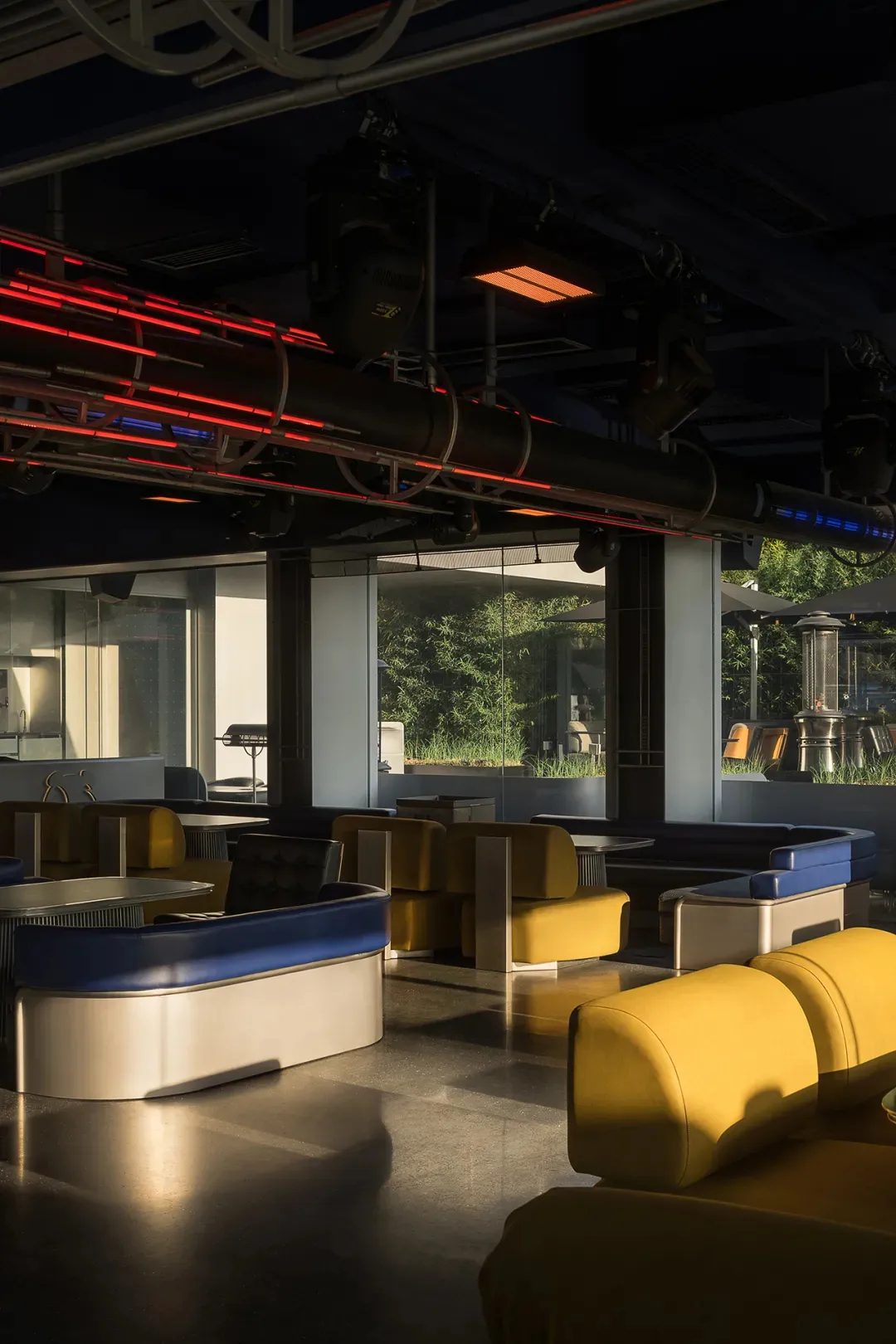 郑州金博大推荐前卫科技风小酒馆装修设计方案(图4) 郑州金博大推荐前卫科技风小酒馆装修设计方案(图4)