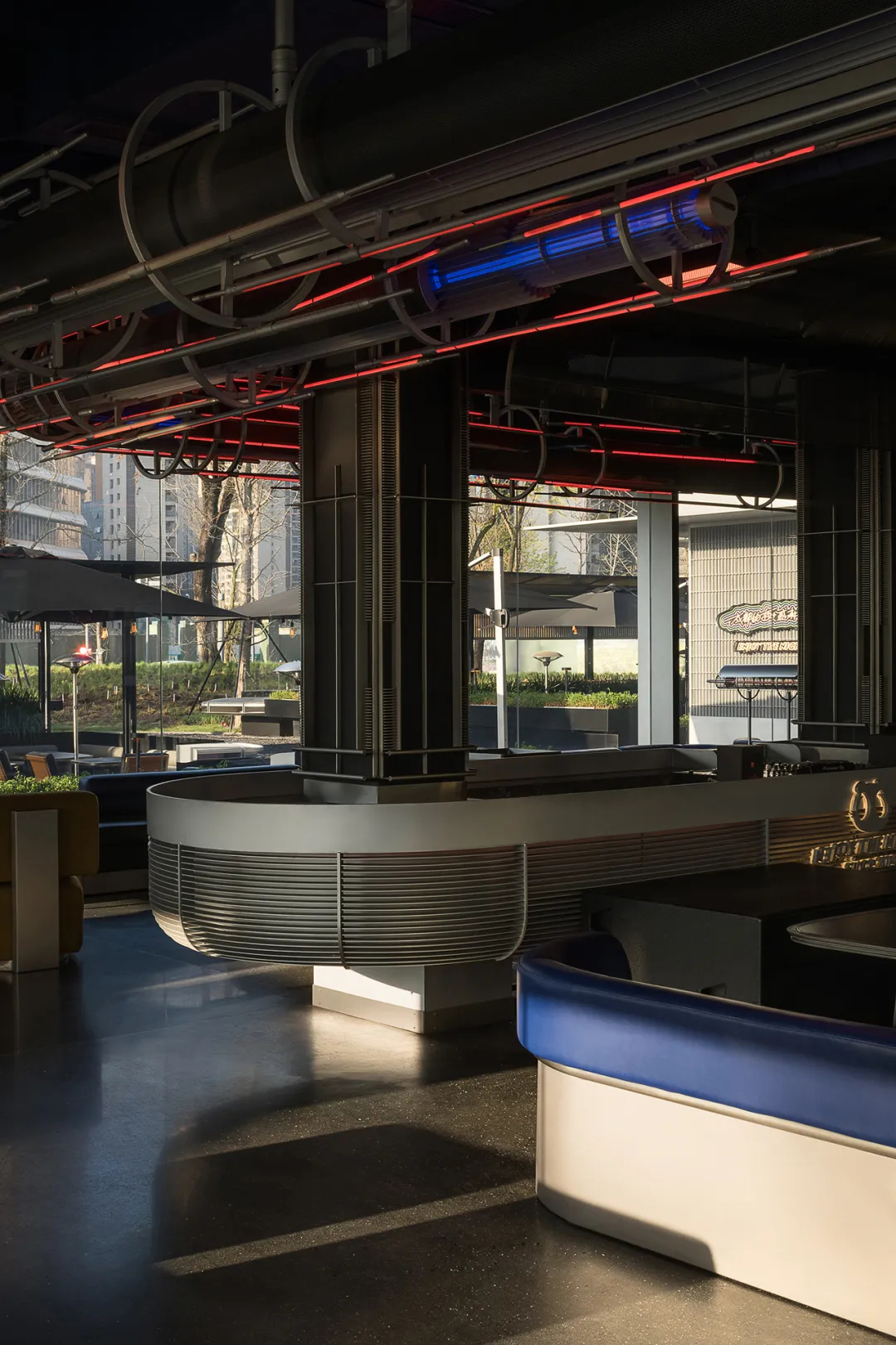 郑州金博大推荐前卫科技风小酒馆装修设计方案(图6) 郑州金博大推荐前卫科技风小酒馆装修设计方案(图6)