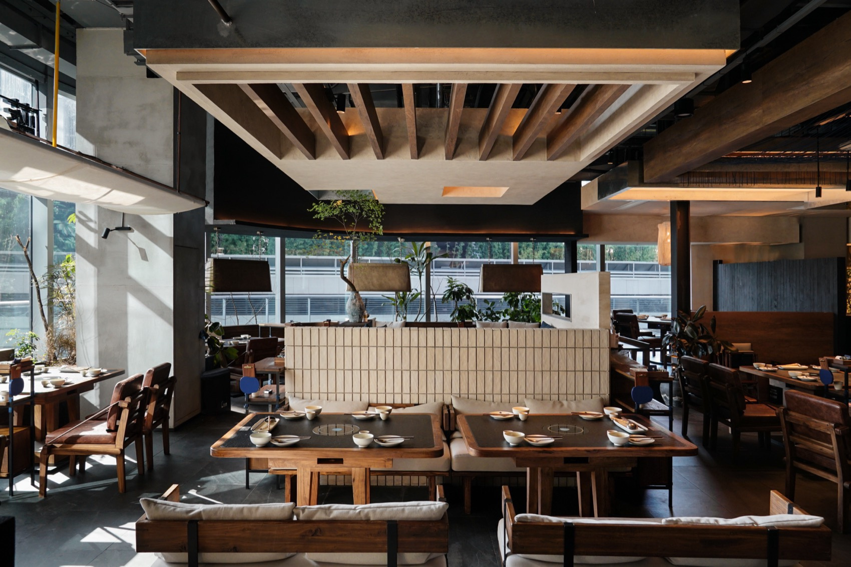 郑州金博大推荐蓝果子云南酸汤火锅店装修设计(图3) 郑州金博大推荐蓝果子云南酸汤火锅店装修设计(图3)