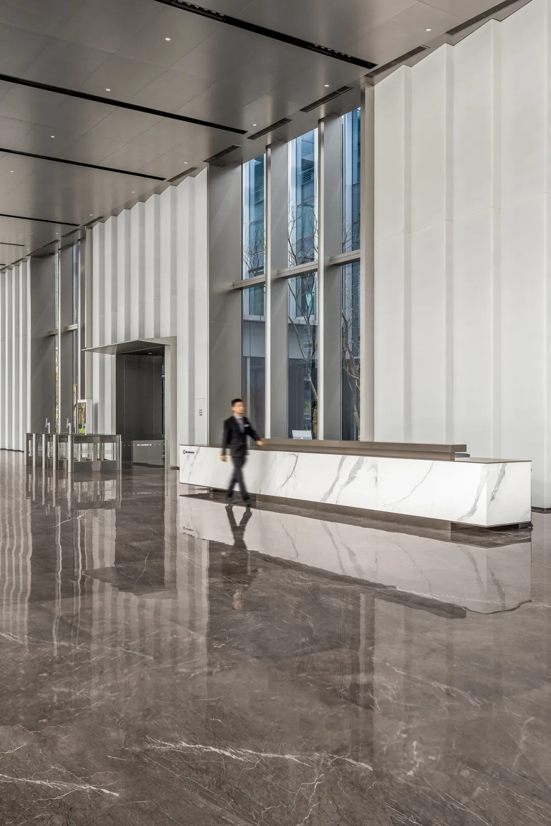 2万6千平现代花园式商务办公楼装修设计方案(图2) 2万6千平现代花园式商务办公楼装修设计方案(图2)