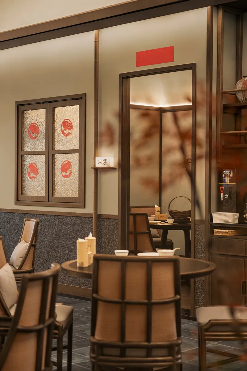 山野特色 朝溪湘伴·鱼汤泡饭湘菜餐厅装修设计(图7) 山野特色 朝溪湘伴·鱼汤泡饭湘菜餐厅装修设计(图7)