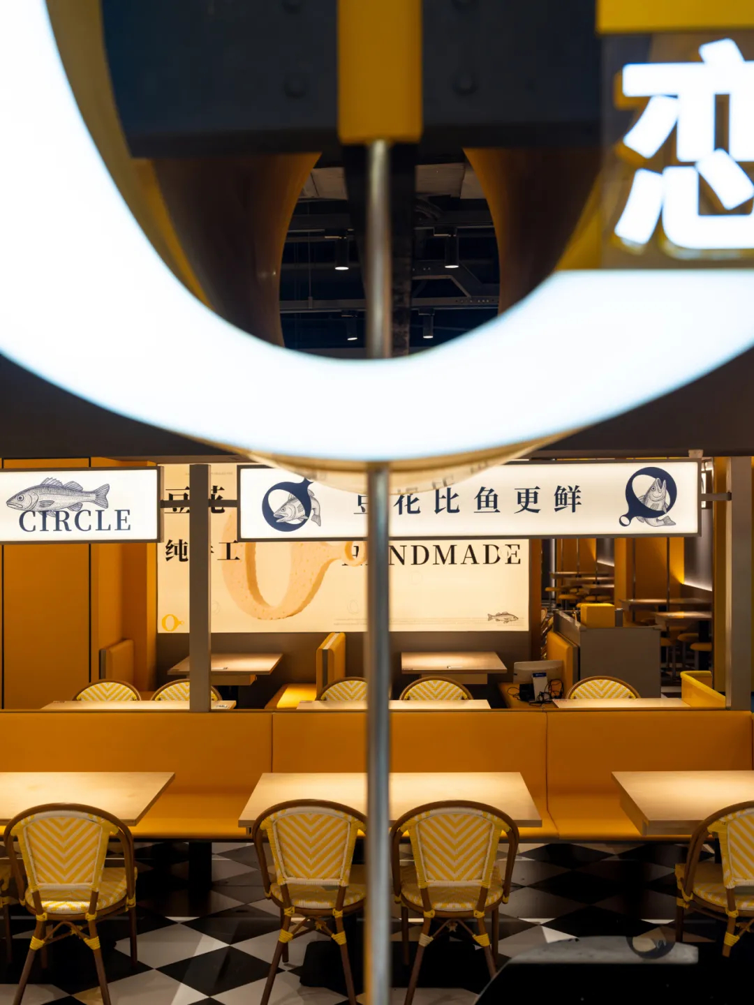 郑州金博大分享恋上圈圈豆花烤鱼店装修设计案例(图5) 郑州金博大分享恋上圈圈豆花烤鱼店装修设计案例(图5)