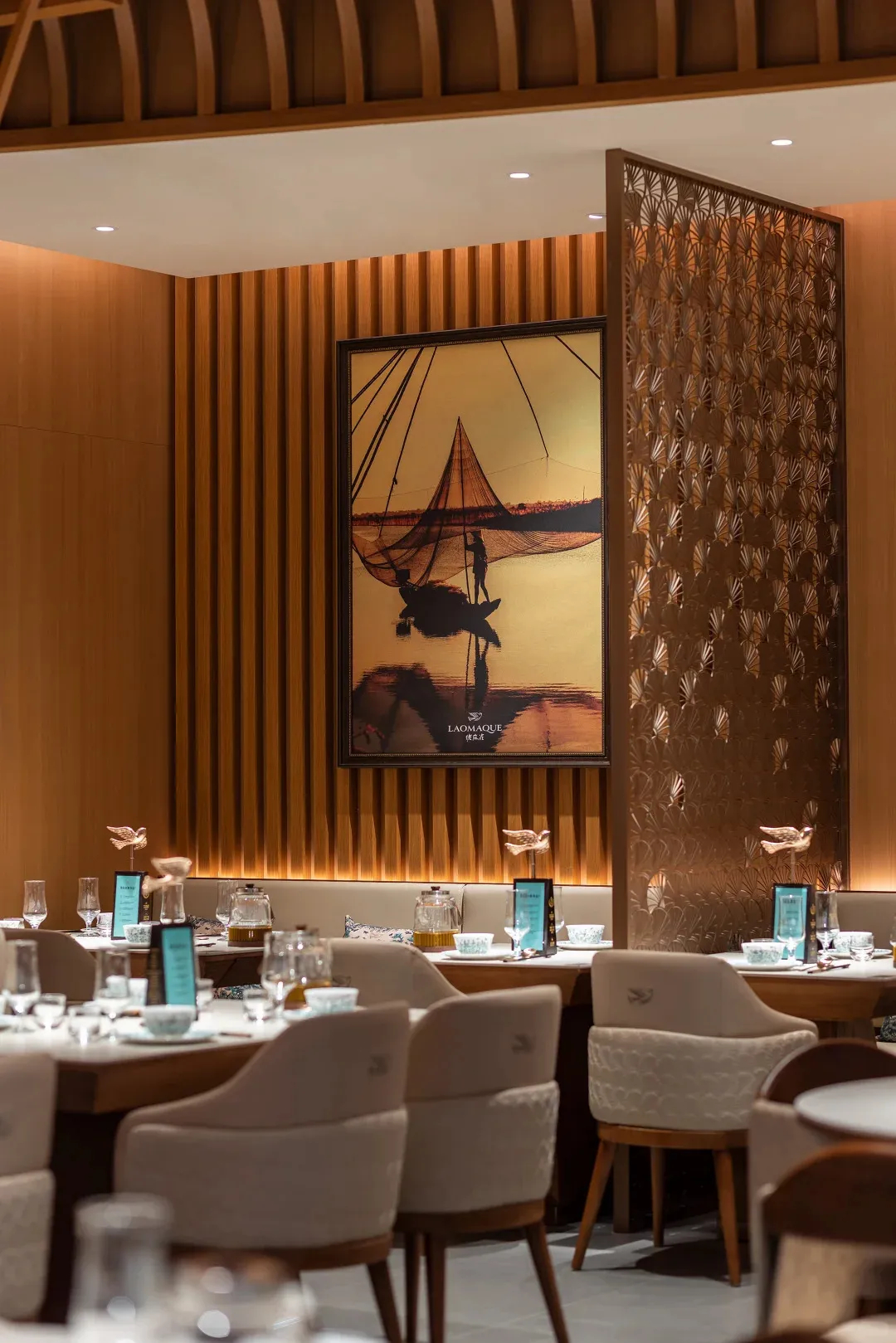 郑州金博大分享佬麻雀剁椒鱼头餐厅装修设计(图6)