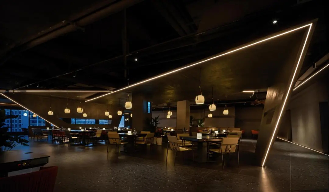 赛博朋克美学  平价海鲜小火锅装修设计(图3)