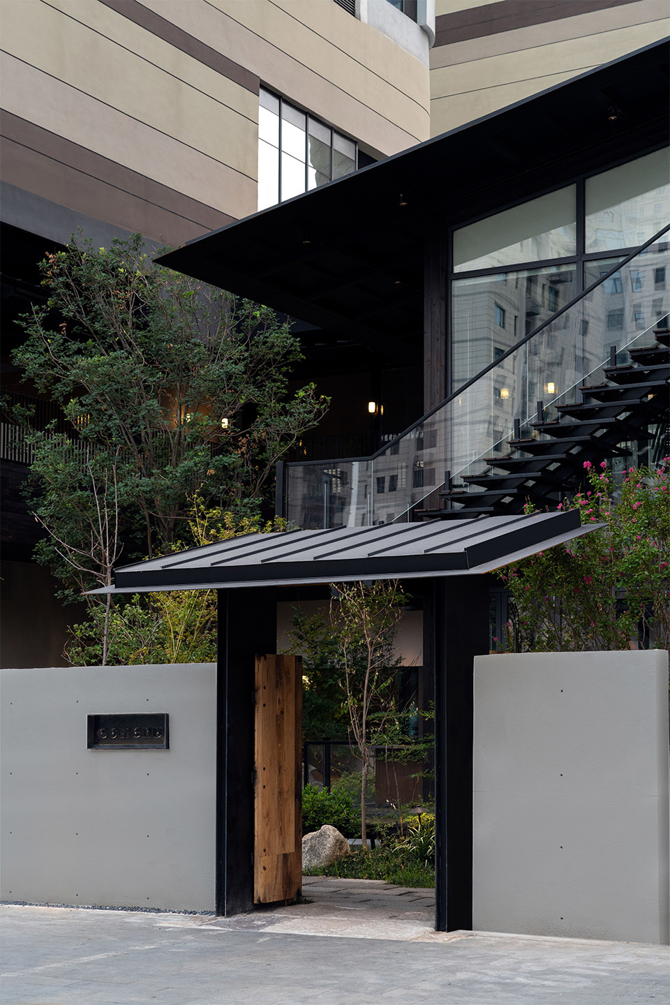 庭院景观化用餐 共炉火锅店装修设计(图1) 庭院景观化用餐 共炉火锅店装修设计(图1)