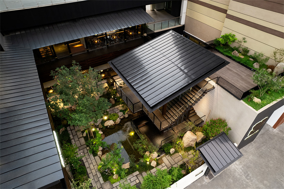 庭院景观化用餐 共炉火锅店装修设计(图2) 庭院景观化用餐 共炉火锅店装修设计(图2)