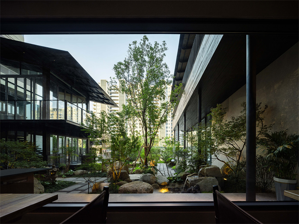 庭院景观化用餐 共炉火锅店装修设计(图3) 庭院景观化用餐 共炉火锅店装修设计(图3)