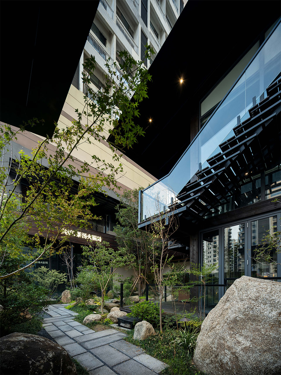 庭院景观化用餐 共炉火锅店装修设计(图4) 庭院景观化用餐 共炉火锅店装修设计(图4)