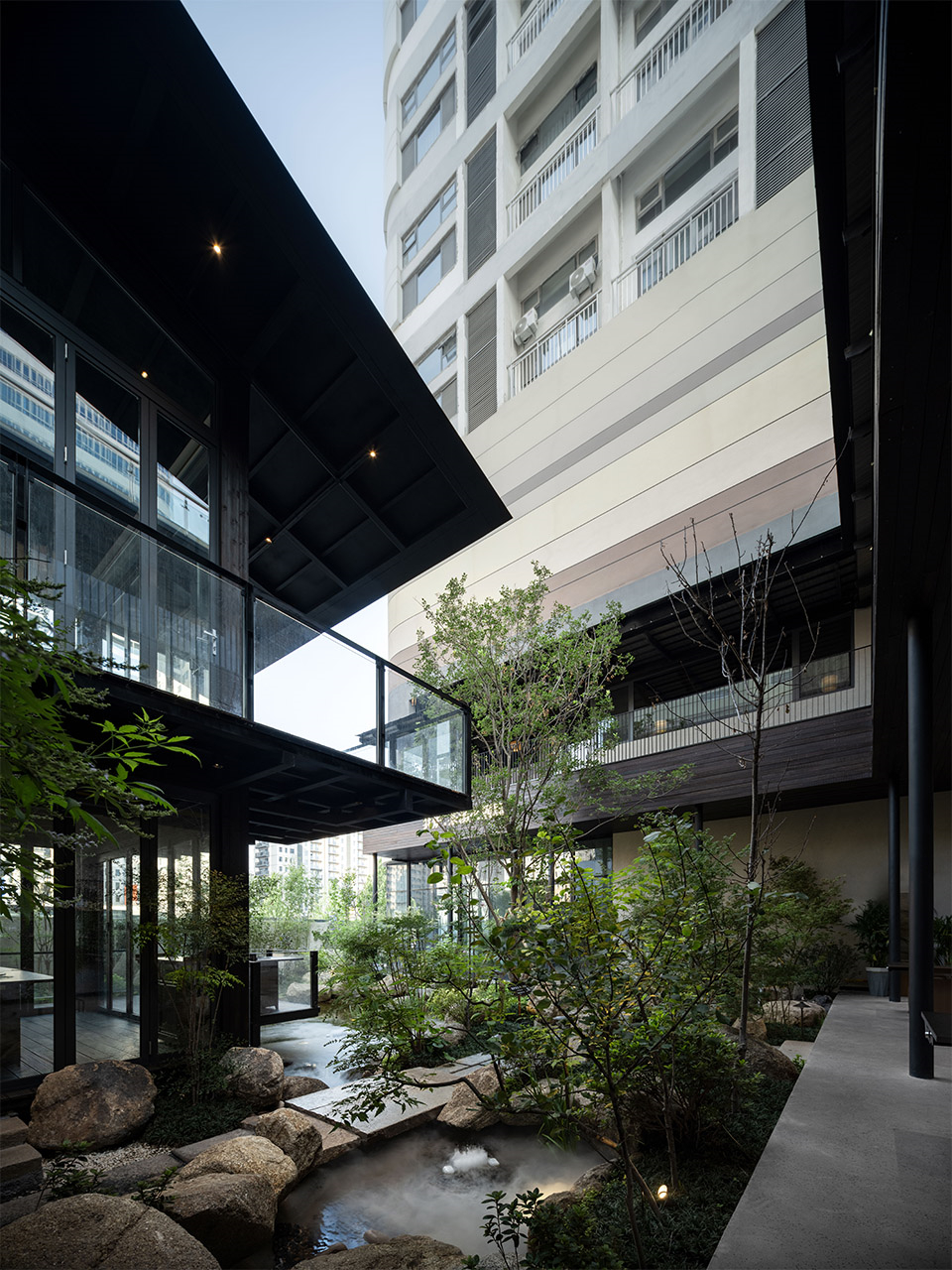 庭院景观化用餐 共炉火锅店装修设计(图5) 庭院景观化用餐 共炉火锅店装修设计(图5)