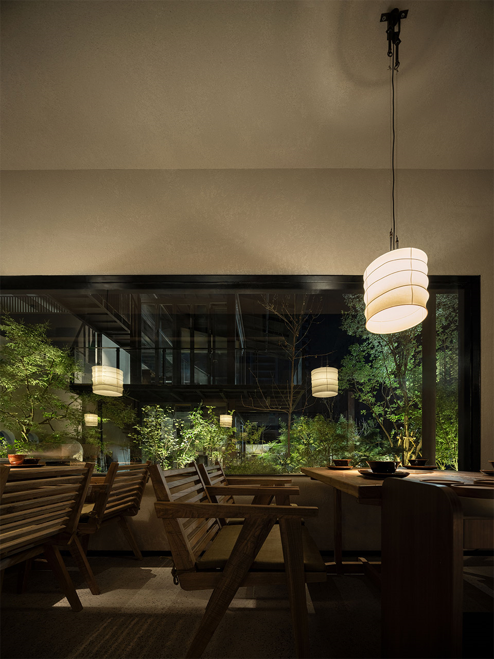 庭院景观化用餐 共炉火锅店装修设计(图7) 庭院景观化用餐 共炉火锅店装修设计(图7)